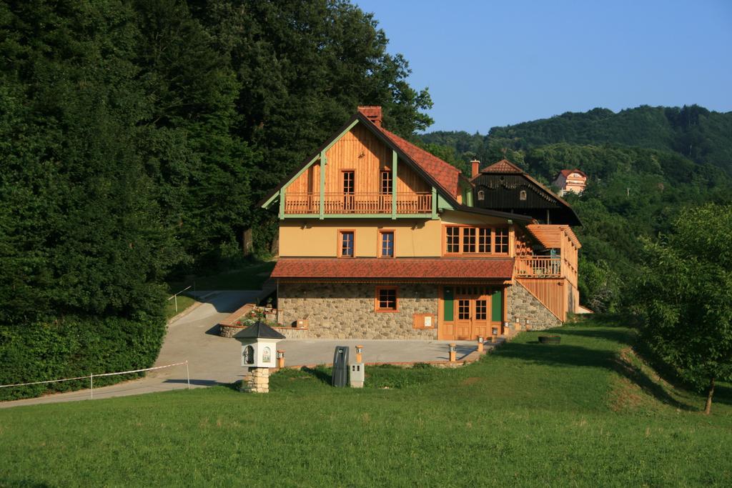 Villa Les With Hot Tub & Sauna Brežice Rum bild